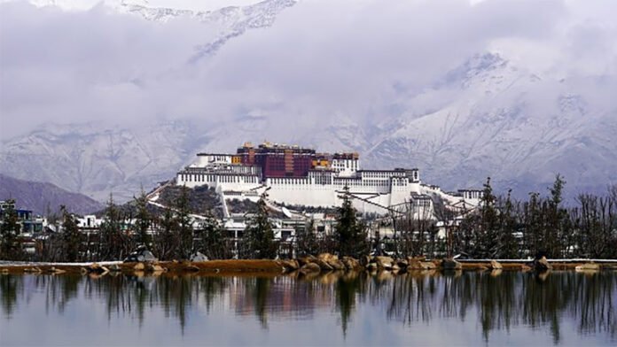 The Potala Palace after a snowfall in Lhasa, southwest China's Xizang Autonomous Region. /Xinhua